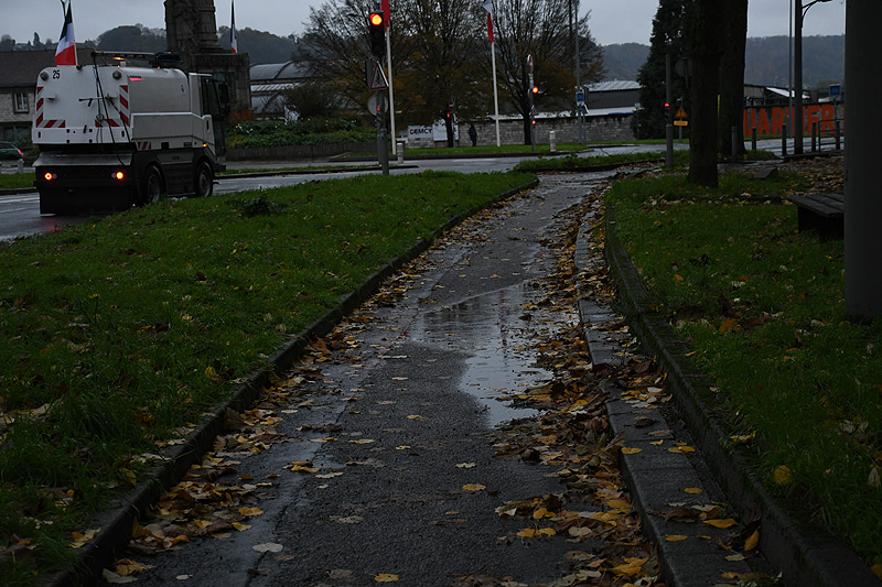 Même la piste dédiée cours clémenceau, Rive gauche à Rouen est polluée par les feuilles mortes et les flaques d'eau