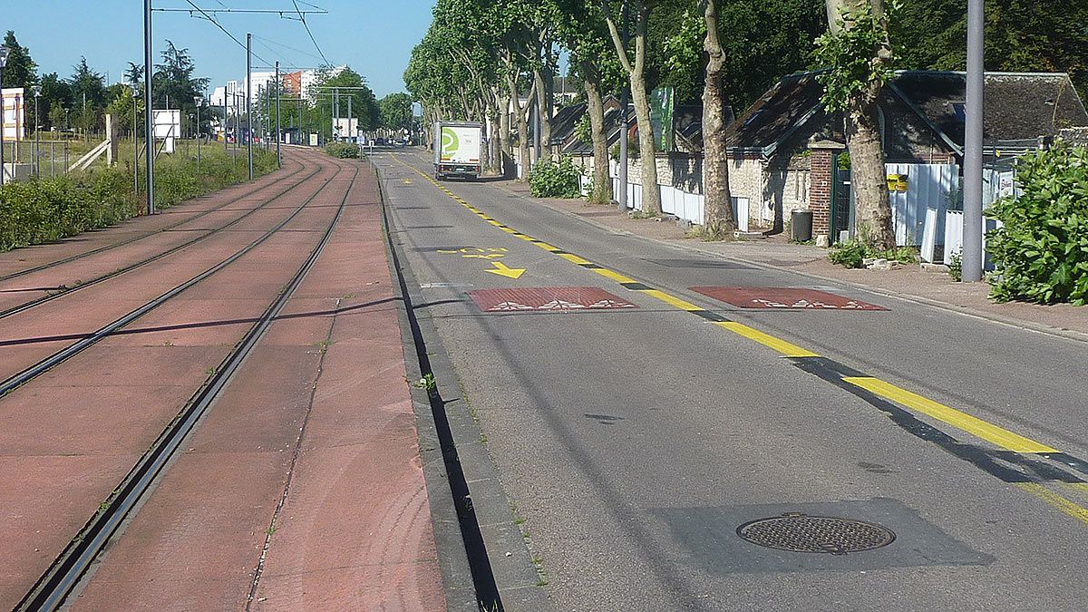 La moitié du Boulevard Charles de Gaulle a été "bunkerisé" pour favoriser le développement de la pratique du vélo !