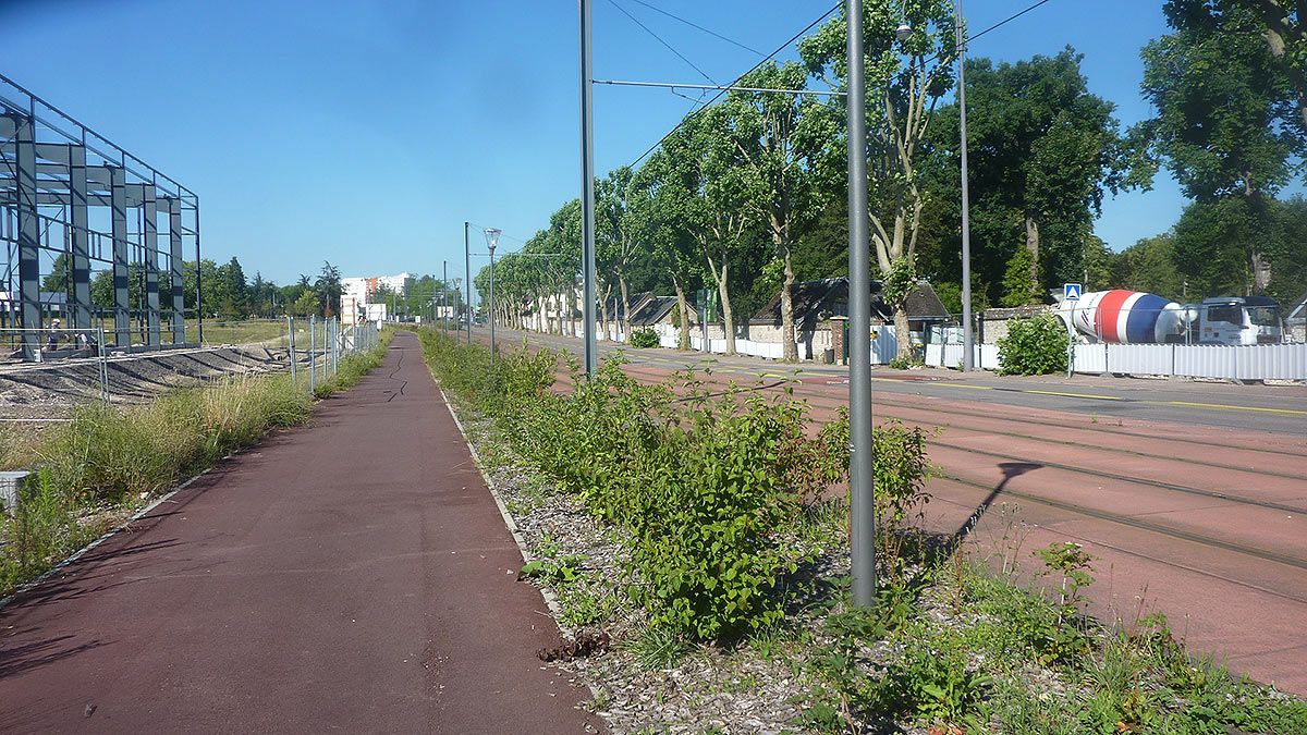 Il existe une option : une contre allée de 3,50m de large longeant le boulevard Charles de Gaulle