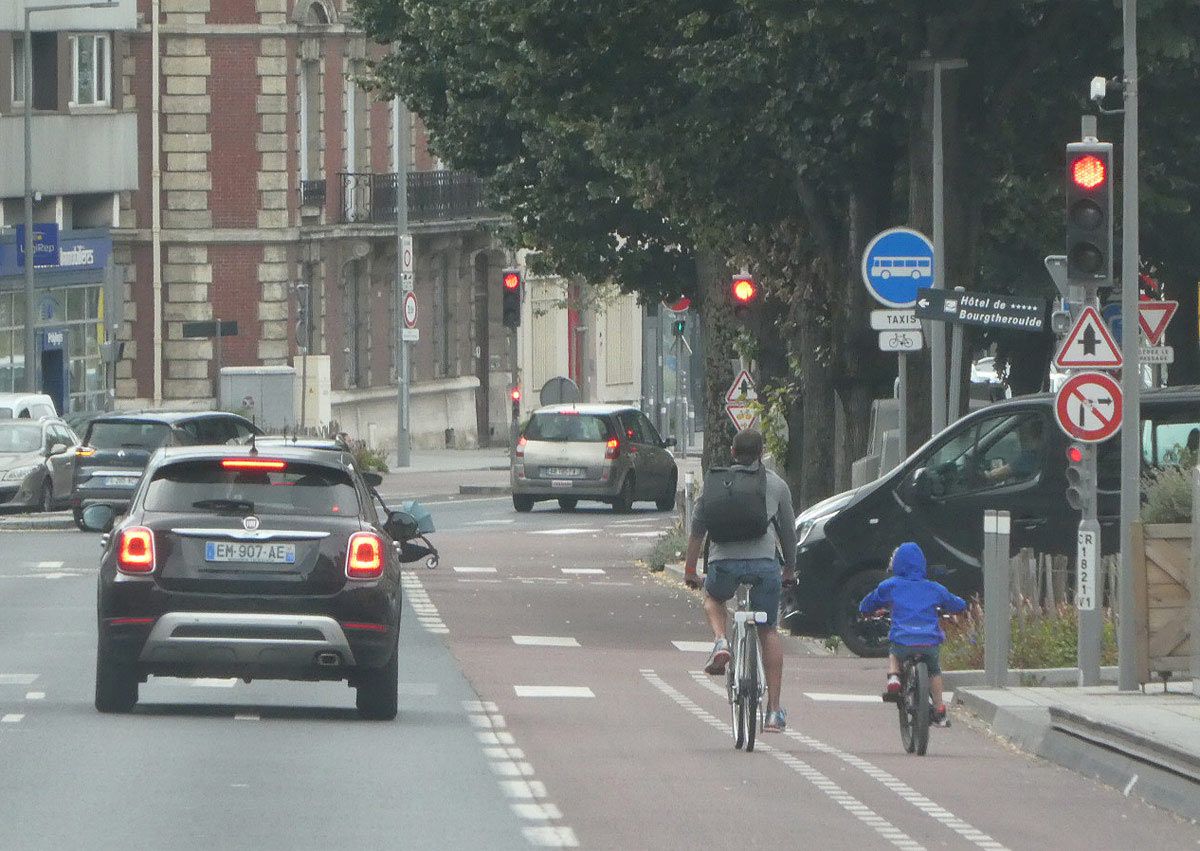 Pour rendre la circulation "apaisée" : permettre aux vélos de rouler sur les voies de bus !