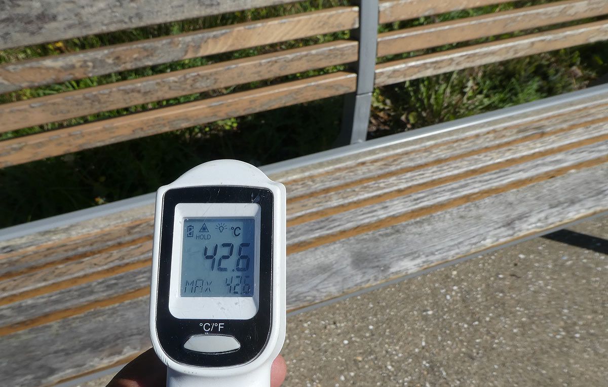 Température mesurée à la surface des bancs en plein soleil : 42,6°C ! QUI s'exposerait plus de 5 mn sur ces bancs ? Encore un flop !