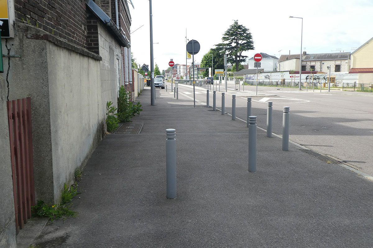 Un trottoir de 4 mètres de large devant lequel on ne peut pas créer de places de stationnement !