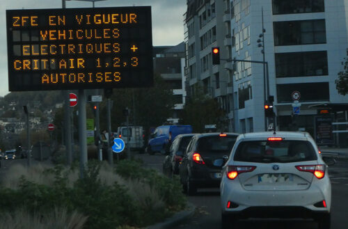 La campagne pédagogique visant à expliquer l'interdiction des voitures étiquetées Crit'Air 4 et 5 a commencé via les panneaux lumineux à Rouen