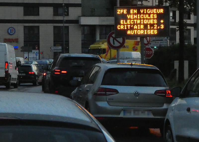 panneau informatif de l'interdiction des Crit'air 4 et 5 à Rouen