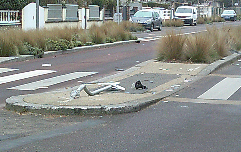 Le poteau de signalisation sur la borne centrale du boulevard du 11 novembre a été pulvérisé